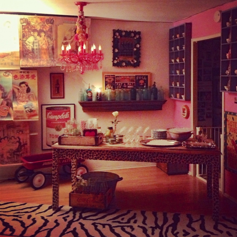 Ideas on Decorating a Roaring '20s Speakeasy Nightclub